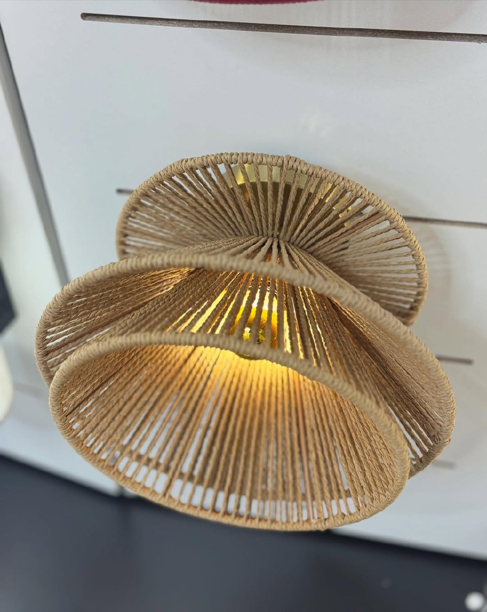 Настенное бра из ротанга — стильный плетёный светильник для вашего интерьера.