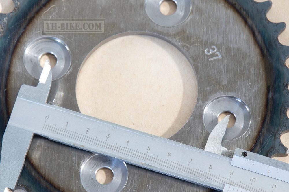 41201-KWW-651. SPROCKET COMP., FINAL DRIVEN (37T). Rear sprocket Honda Wave, Dream, Supercub. 420-37T