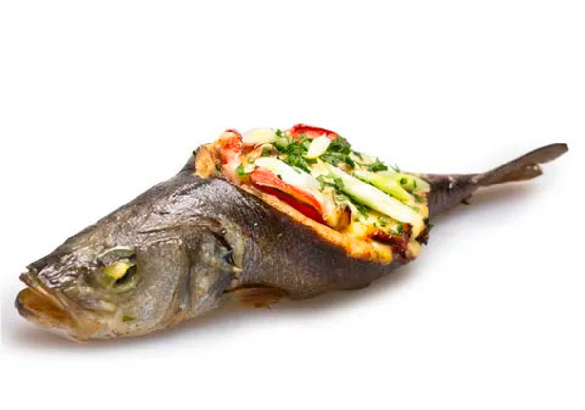 Сибас фаршированный лососем и овощами, шт