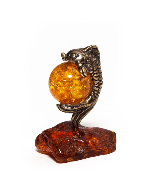 Фигурка с янтарем натуральным - Золотая рыбка, янтарь 15 мм. Статуэтка из янтаря цельного