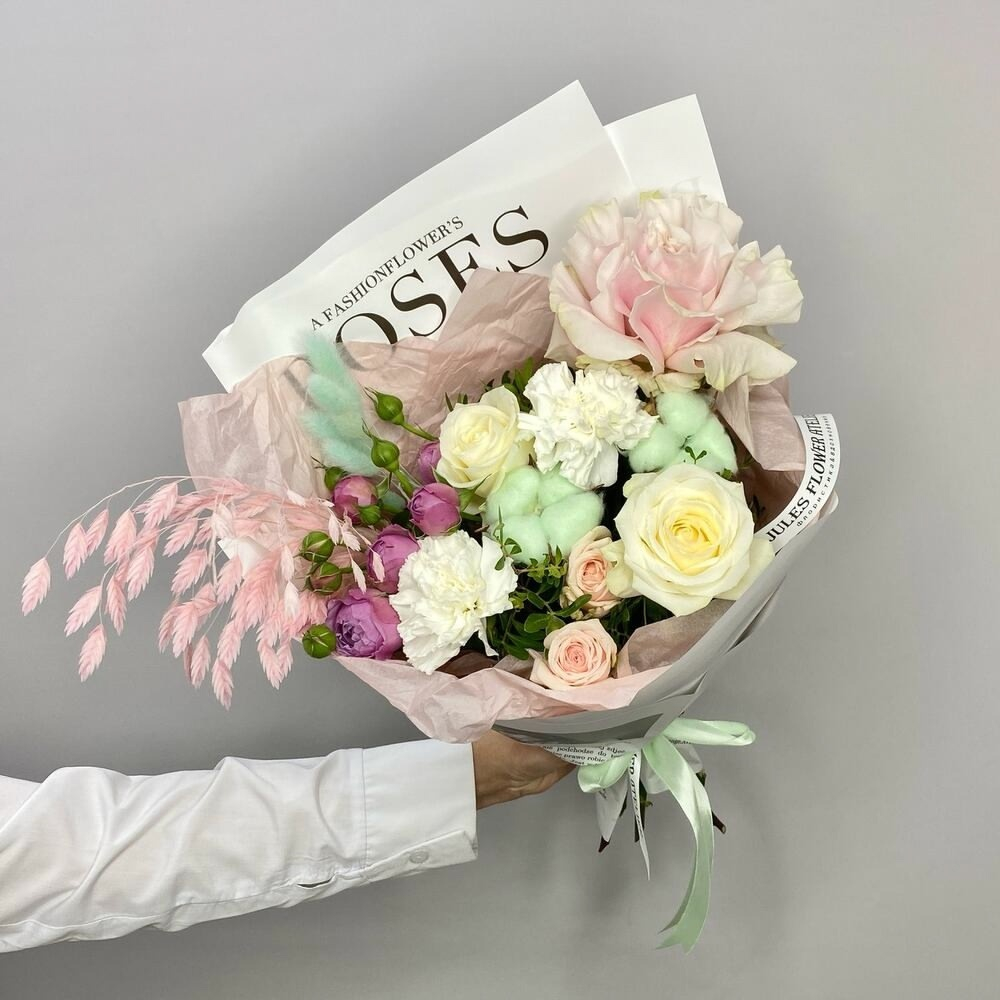 «Венецианский карнавал» букет с розами, диантусами и сухоцветами.