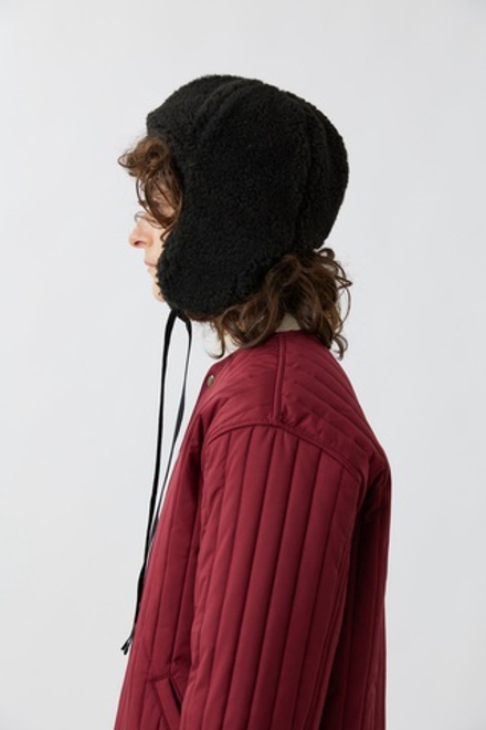 Черная шапка на завязках