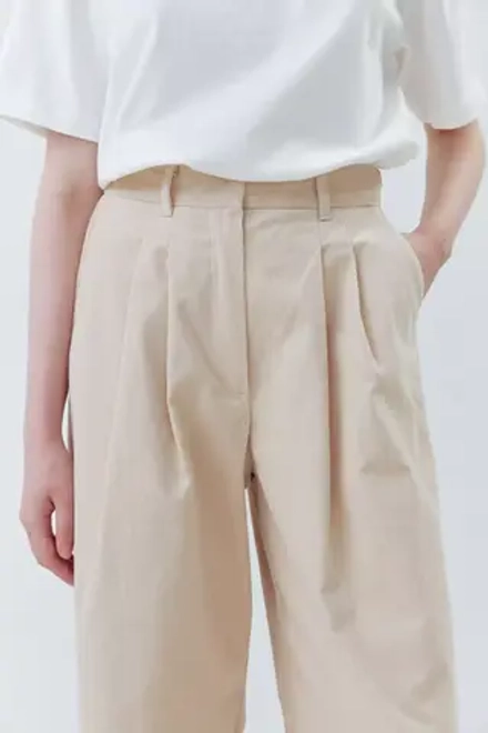 Брюки со складками из вельвета светлого цвета