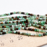 Хризопраз бусины, куб, размер около 2,4 мм, цена за нить 38 см