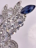 Брошь "Веточка с синими стразами"