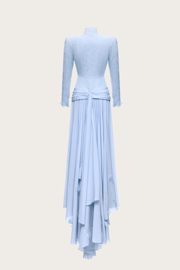 Платье из шелка и расшитого стразами кружева, декорированное шелковыми лепестками
