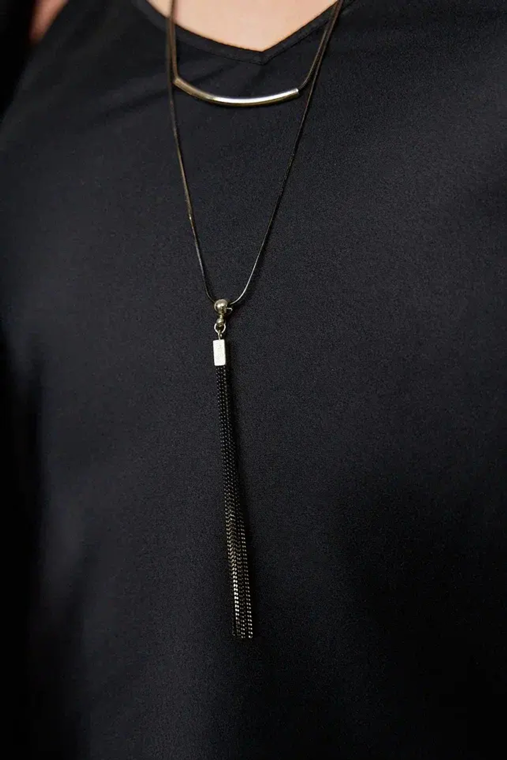 Колье тонкое двурядное с кисточкой, оттенок черно-золотой