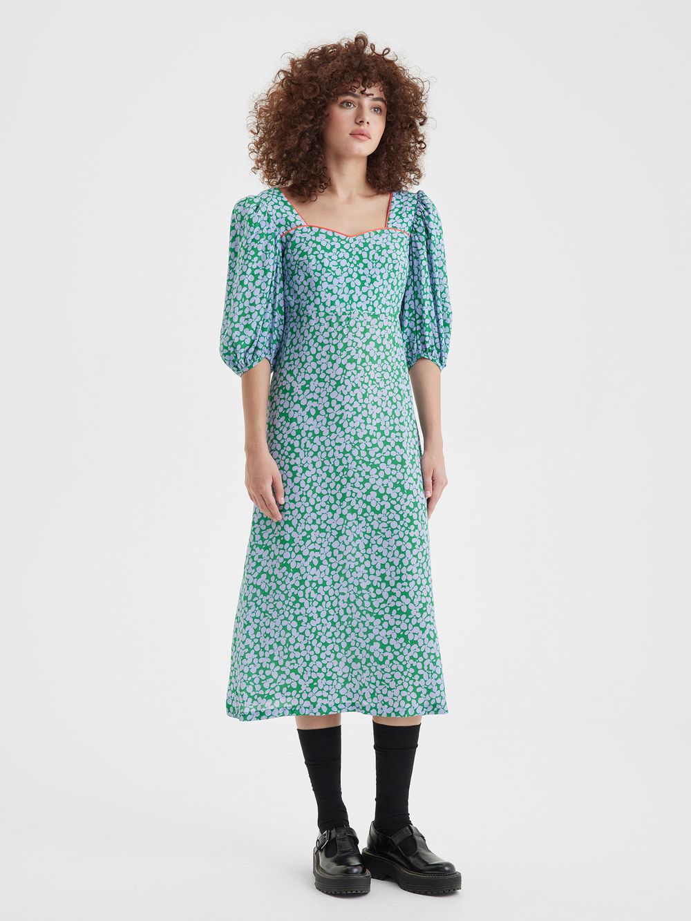 Платье с фигурным лифом и объемными рукавами "Фиалки"