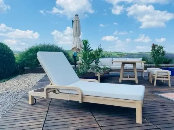 Шезлонг Rimini из массива акации с бежевым матрасом