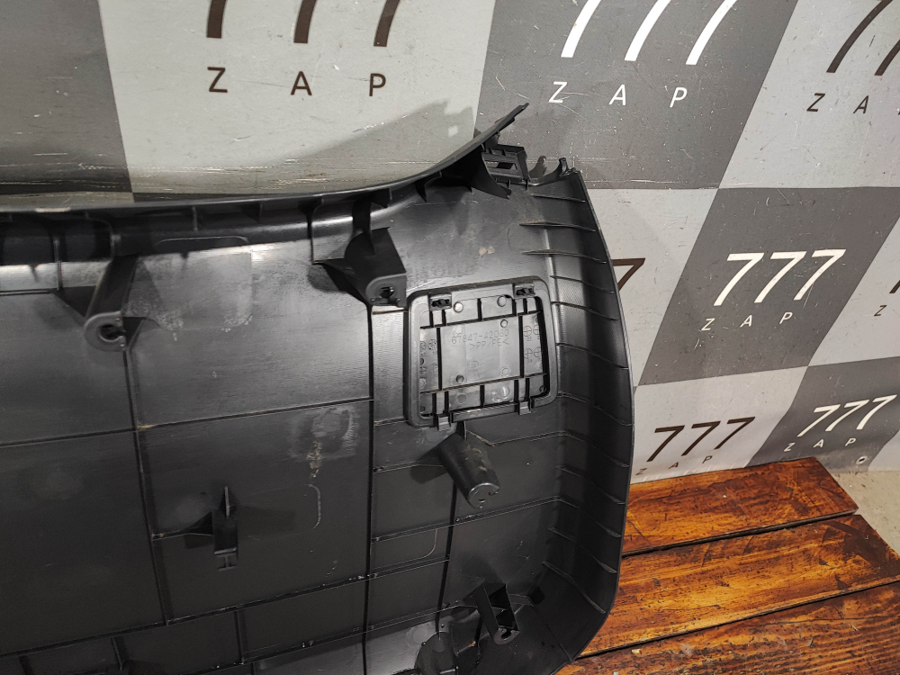 Обшивка крышки багажника Toyota RAV4 V (XA50) 18-нв Б/У Оригинал 677500R120C0