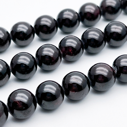 Гранат альмандин бусины, диаметр 10,4-10,5 мм, цена за 9 шт (1/4 нити)