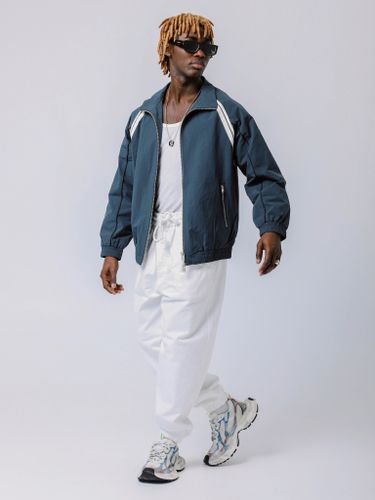 Мужская короткая куртка ветровка с воротником-стойкой и косыми карманами