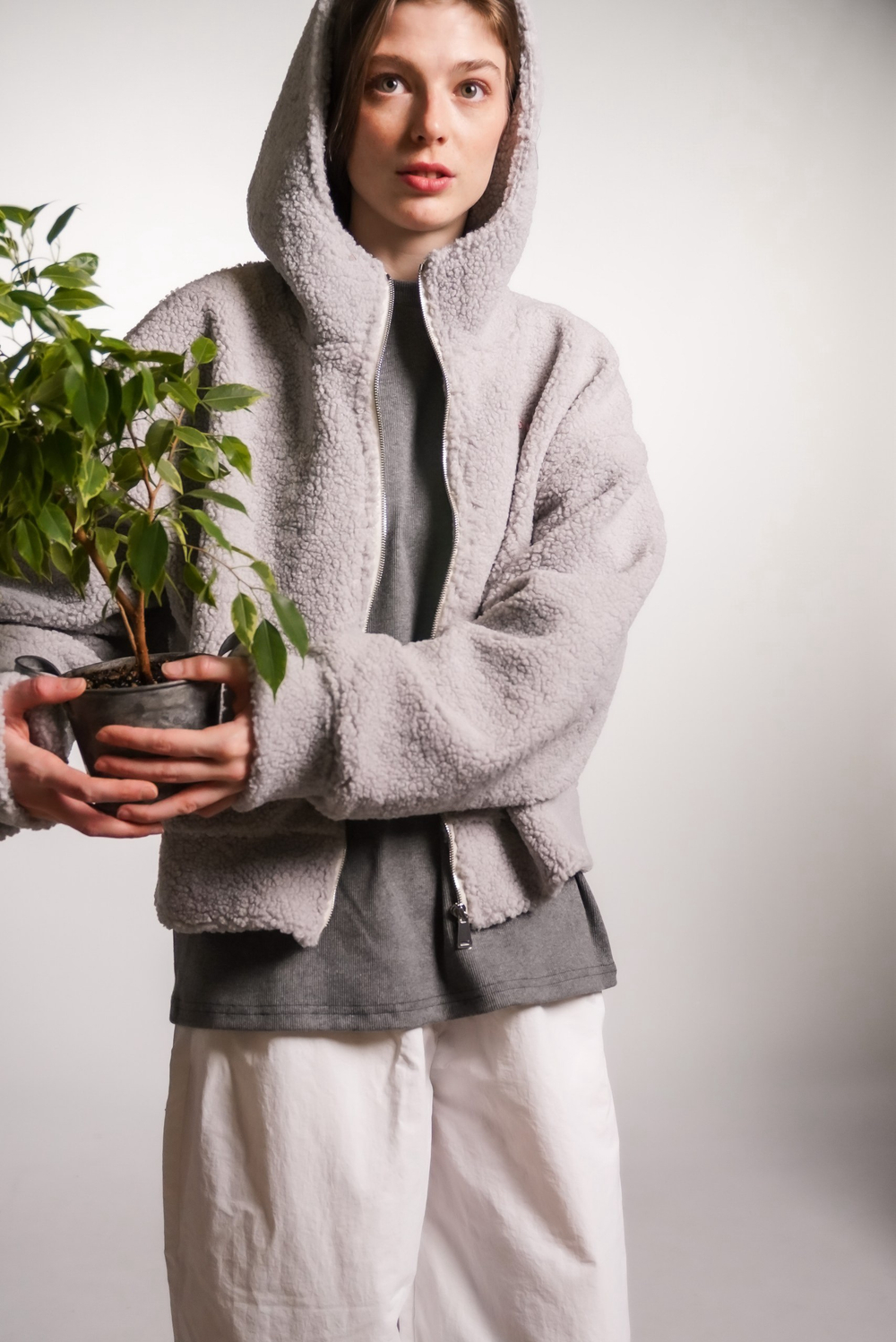 Худи на молнии укороченная из плюшевой ткани, серая