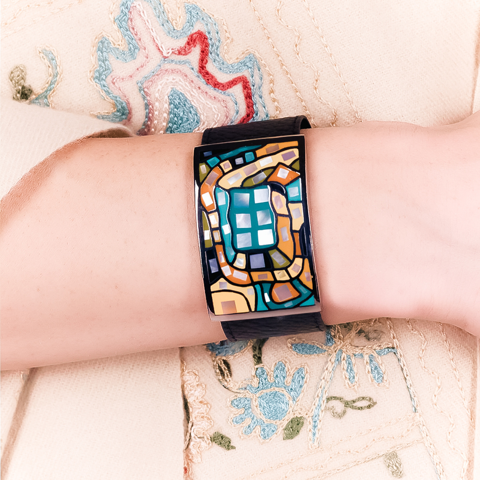 Браслет Fiore Luna на черном кожаном ремешке CB00100-2