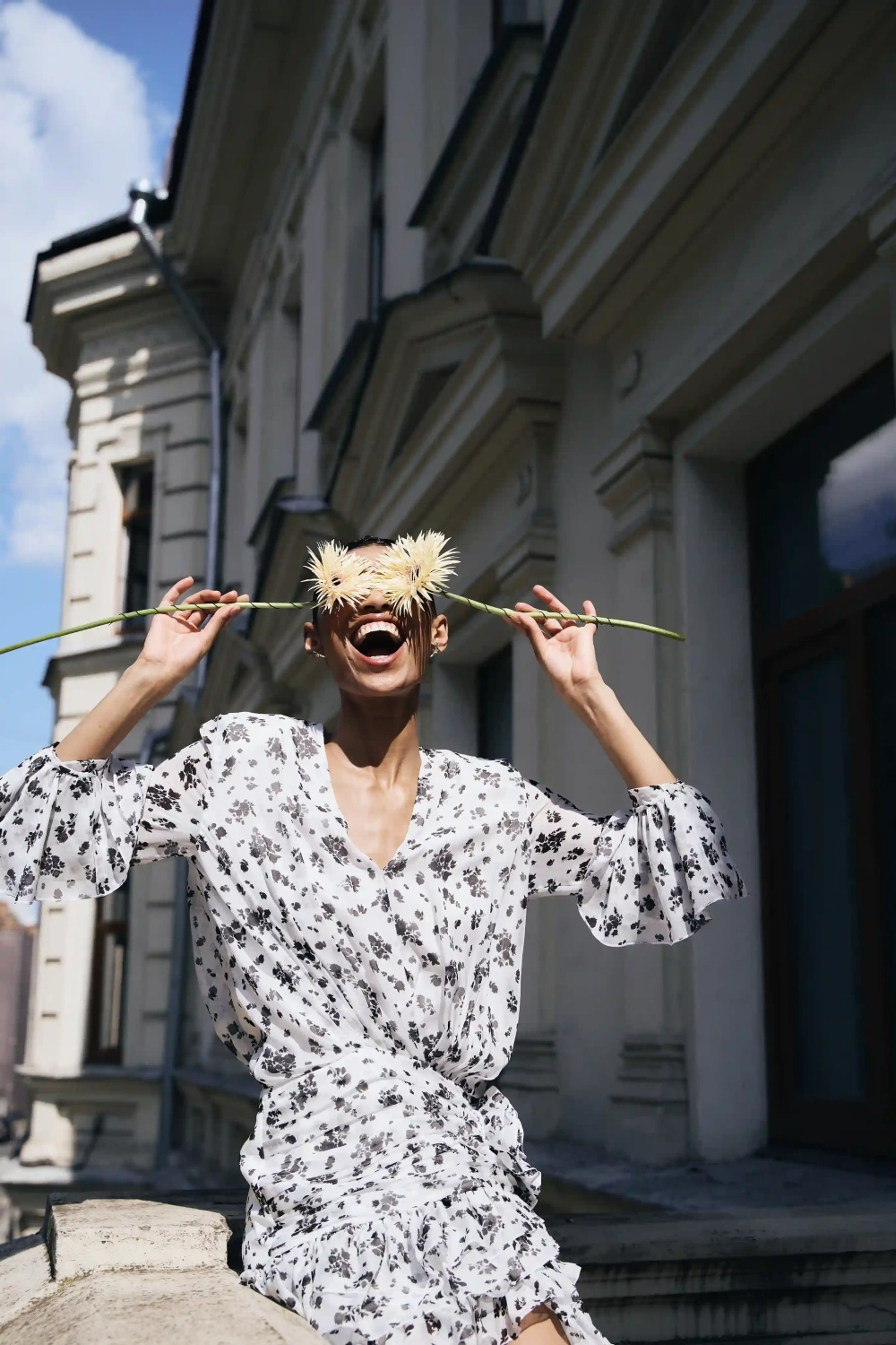 Mira, платье мини из молочного шифона с цветочным принтом, с розой