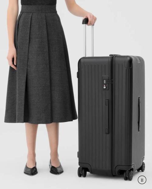 Черный матовый чемодан Rimova Essential Trunk Plus