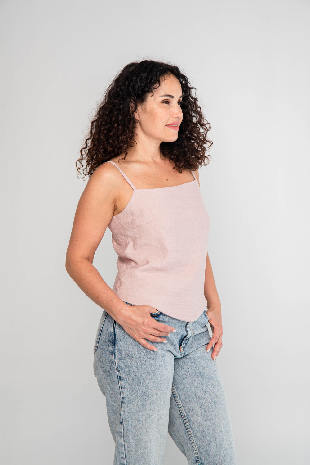 Топ женский летний на тонких бретелях под пиджак вечерний на молнии на лето базовый повседневный на каждый день блузка алый бордовый яркий легкий универсальный удобный