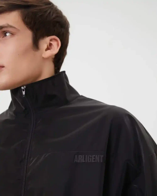 Бомбер-ветровка из нейлона