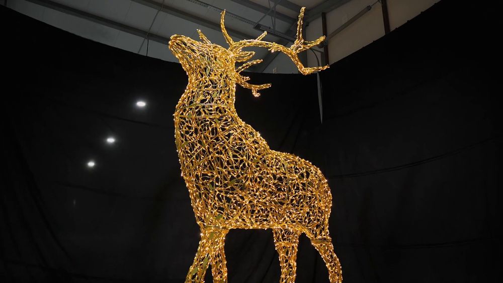Светодиодный олень "Рождественский" (золотой) высота 5 м