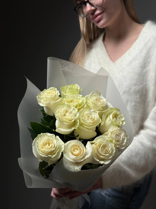 Букет из 11 белых роз в упаковке