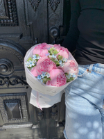Букет 5 розовых пионов с голубой незабудкой в фирменном оформлении