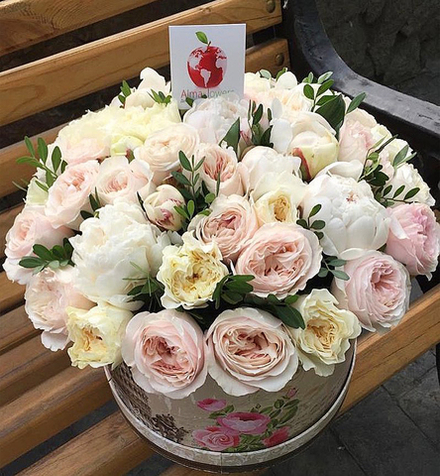 Белые пионы и пионовидные розы в подарочной коробке