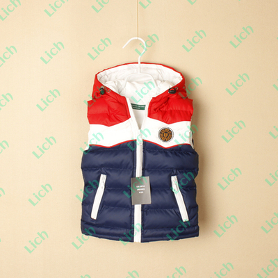 Жилет детский трехцветный с капюшоном и карманами на молнии