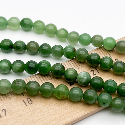 Нефрит бусины, диаметр около 5,5-5,7 мм, цена за 17-18 шт (1/4 нити)