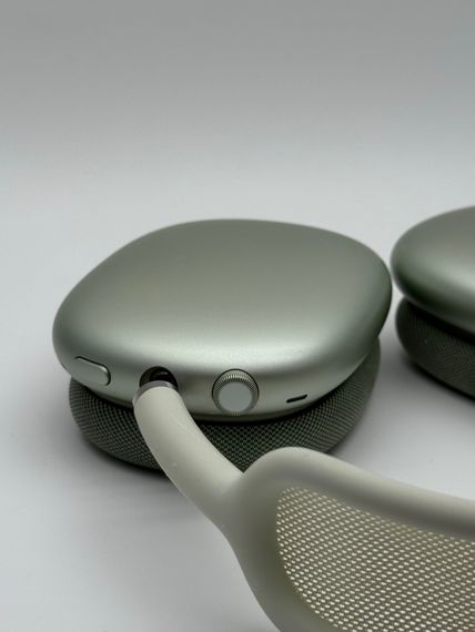 AirPods Max Green Lighting