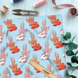 Ткань дюспо золотые и белые рыбки на голубом фоне