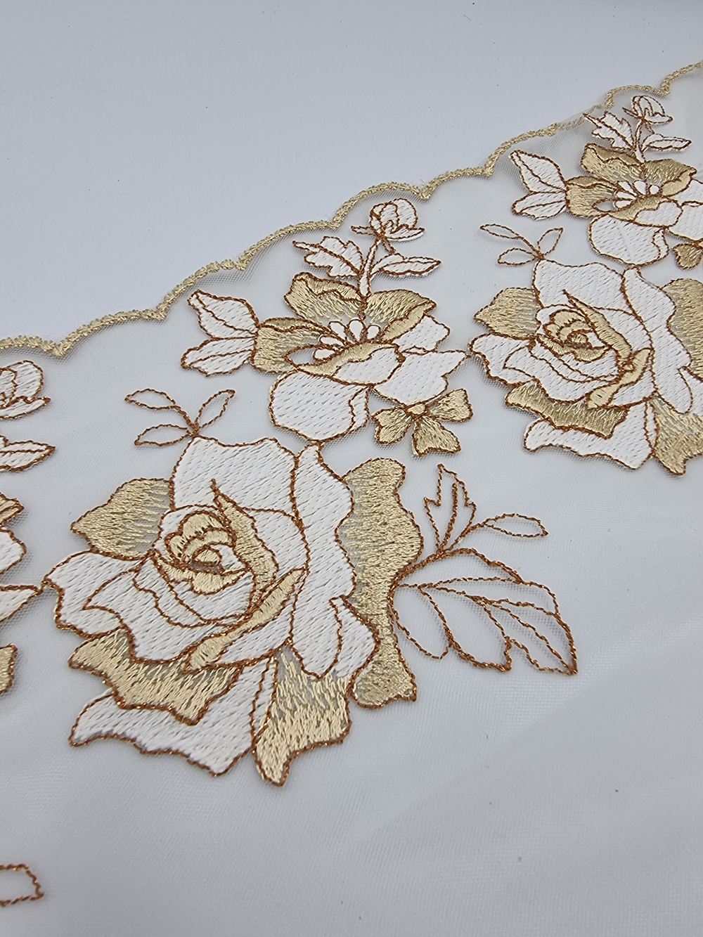 Вышивка на сетке бежевый/золото К792 левая 21 см