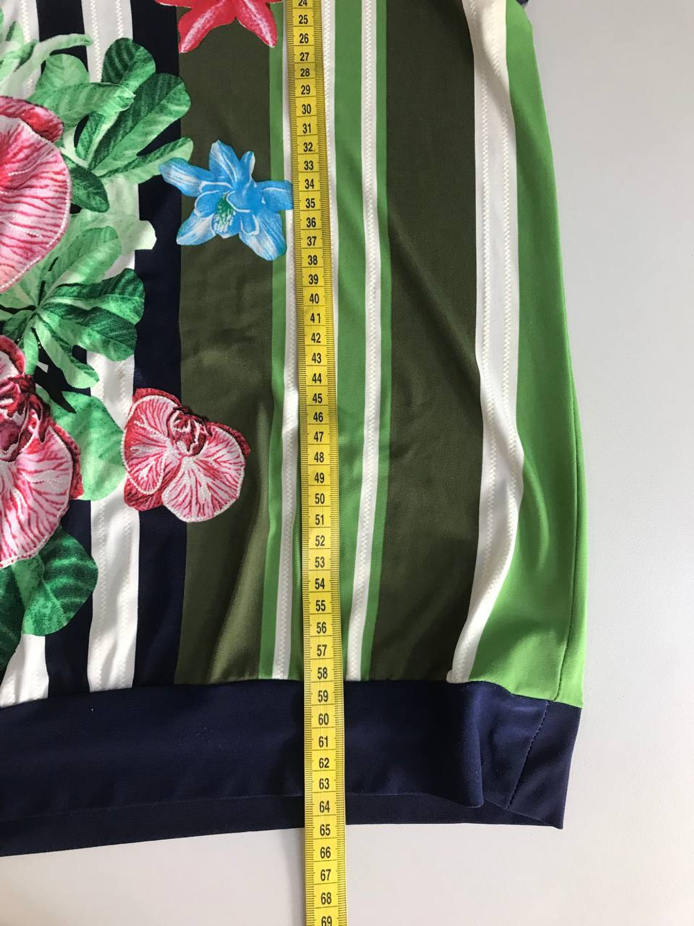 Блузка приятная к телу, визуально на 50 размер