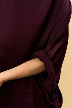 Платье из атласа винного цвета