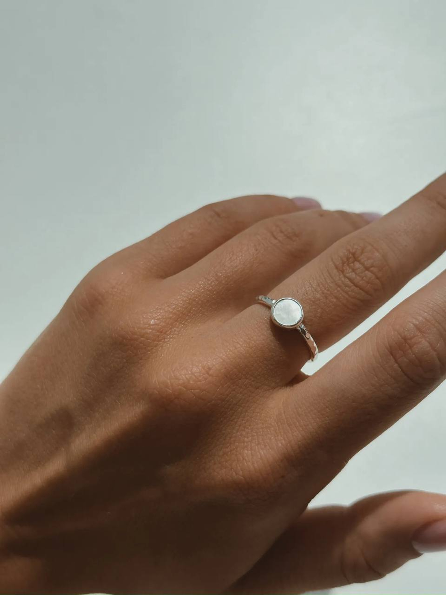 Кольцо узкое с перламутром