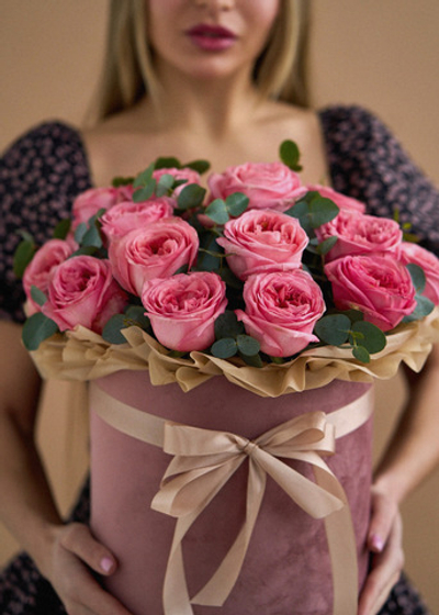 Композиция в шляпном боксе из 25 пионовидных роз и эвкалипта