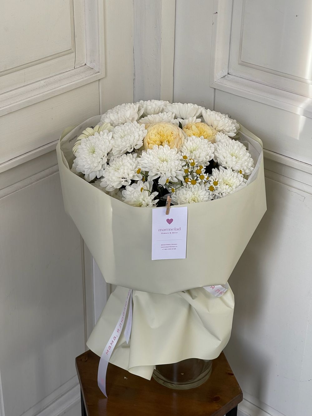 Букет из хризантемы, кустовой пионовидной розы, минигерберы и ромашки