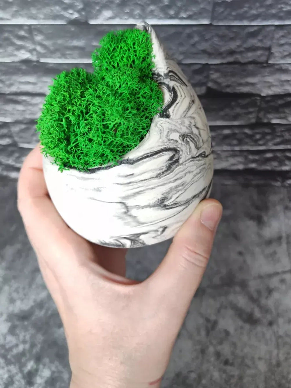 Декоративное кашпо капля из гипса со мхом