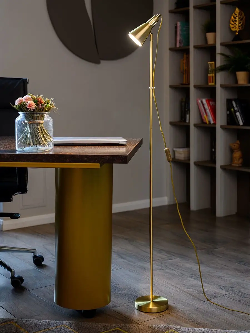 Высокий торшер напольный с абажуром