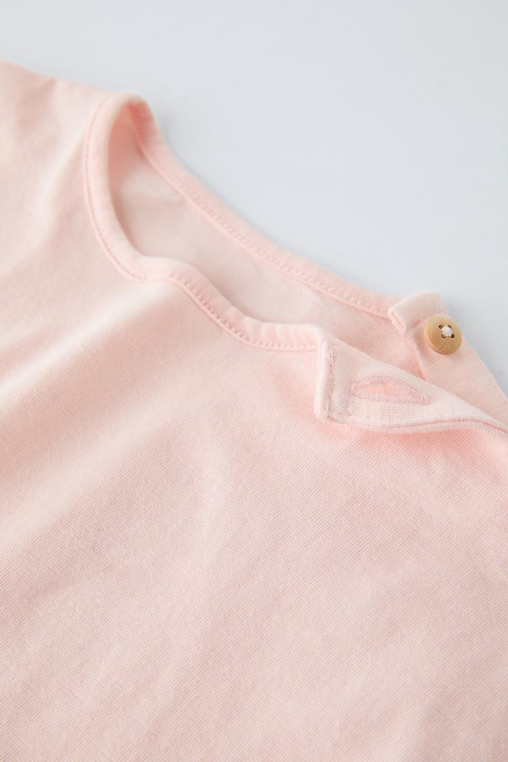 ZARA ФУТБОЛКА С ПУГОВИЦАМИ, ЦВЕТ РОЗОВОГО ДЕРЕВА