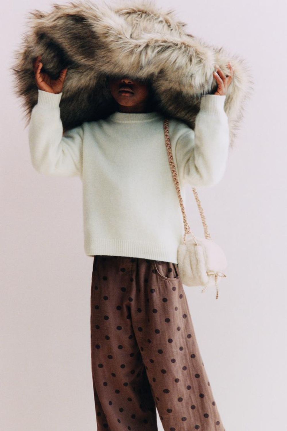 ZARA СУМКА ИЗ ИСКУССТВЕННОГО МЕХА, ЭКРЮ