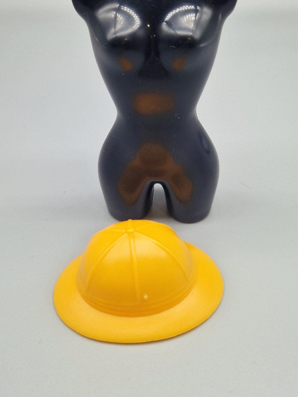 Аксессуар для куклы Барби винтаж - шлем 0716