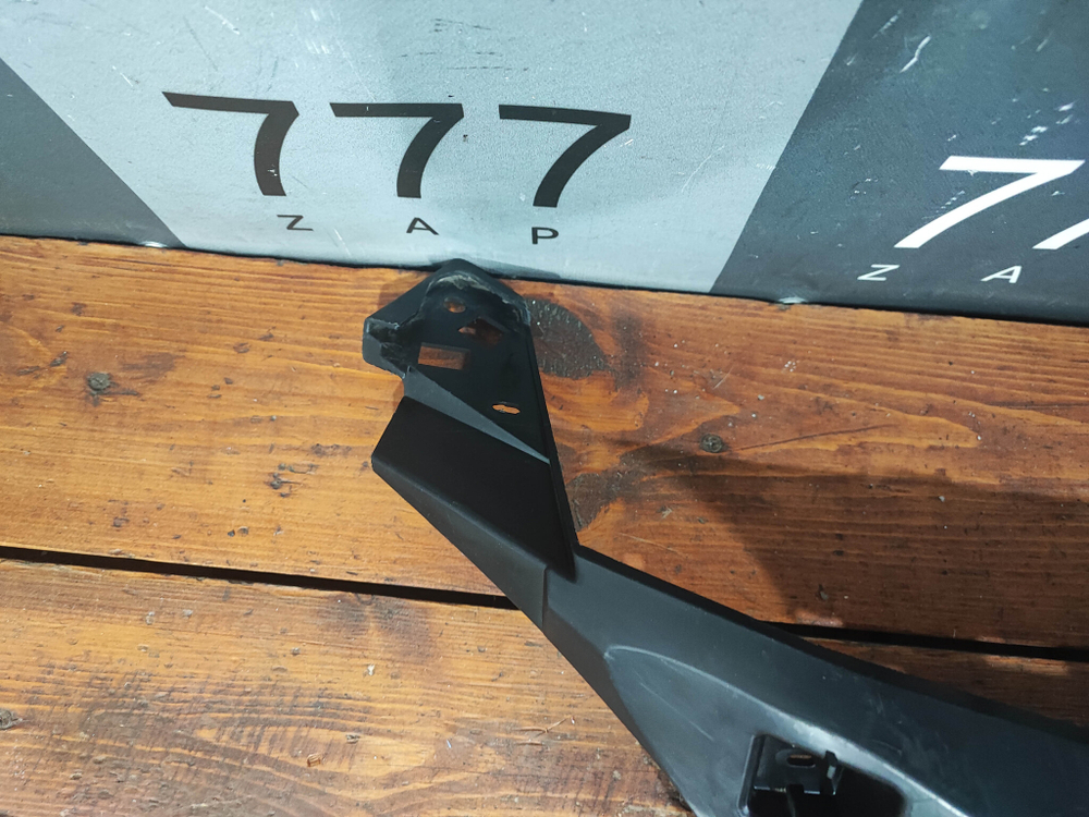 Кронштейн решетки радиатора Peugeot 3008 2 16-20 Б/У Оригинал 9815317777