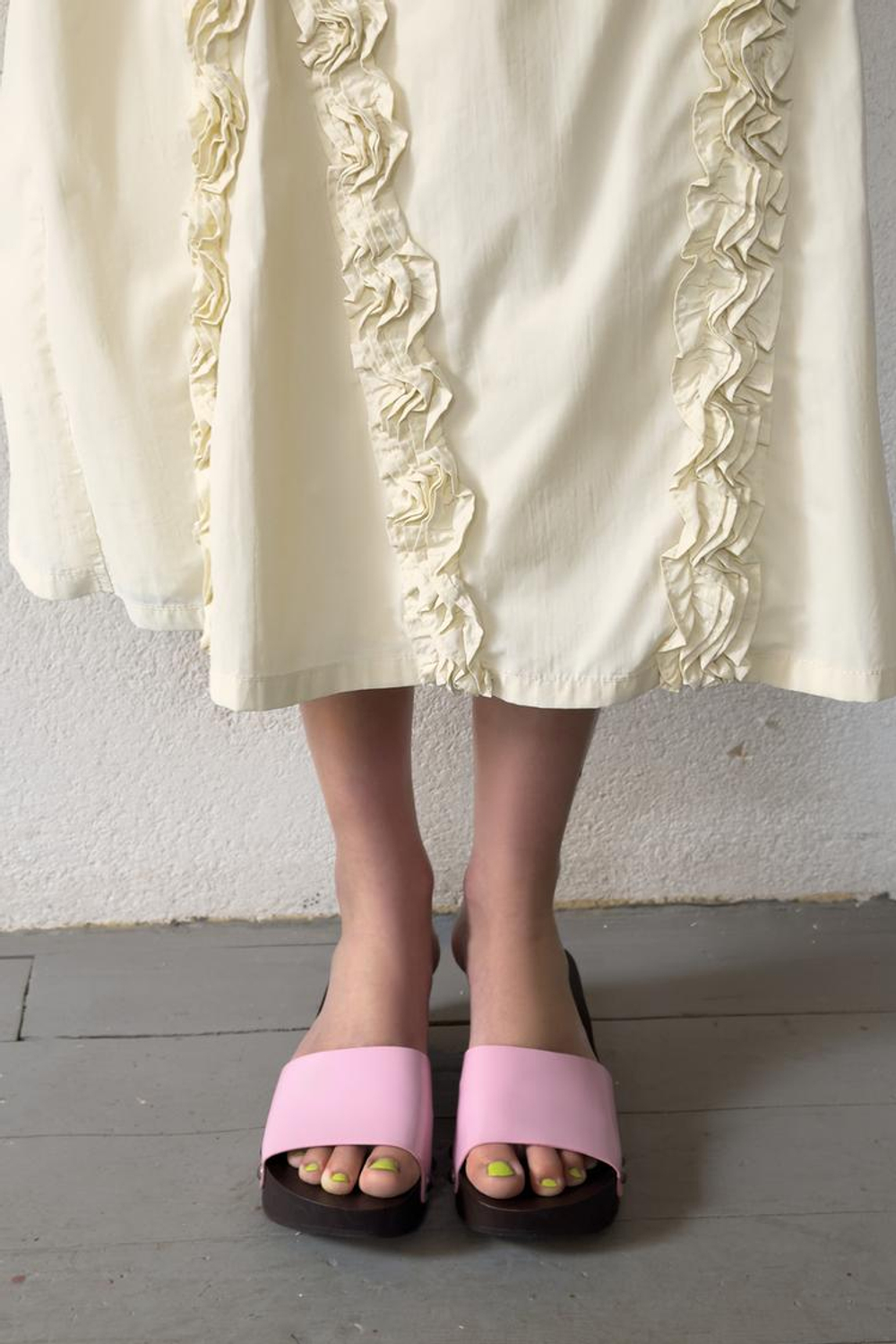 ZARA ПЛАТЬЕ МИДИ С ОБЪЕМНЫМИ ВОЛАНАМИ, ЦВЕТ СЛОНОВОЙ КОСТИ