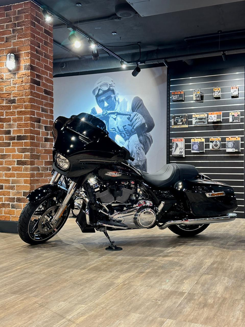 STREET GLIDE SPECIAL, 2024 VIVID BLACK CHROME TRIM
