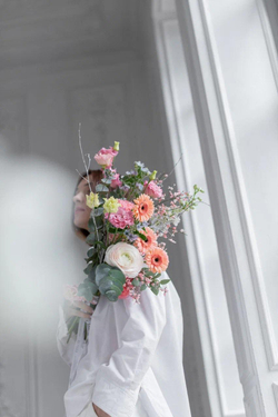 Живой букет с ранункулюсами, оксипеталумом и ветками березы.