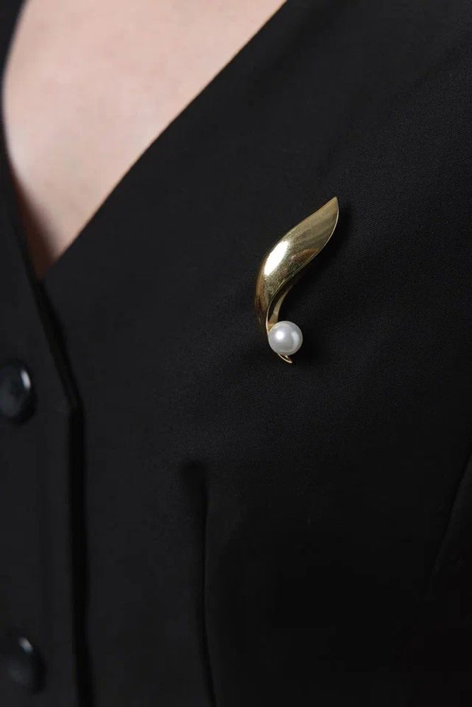 Брошь золотой лист с белой жемчужиной