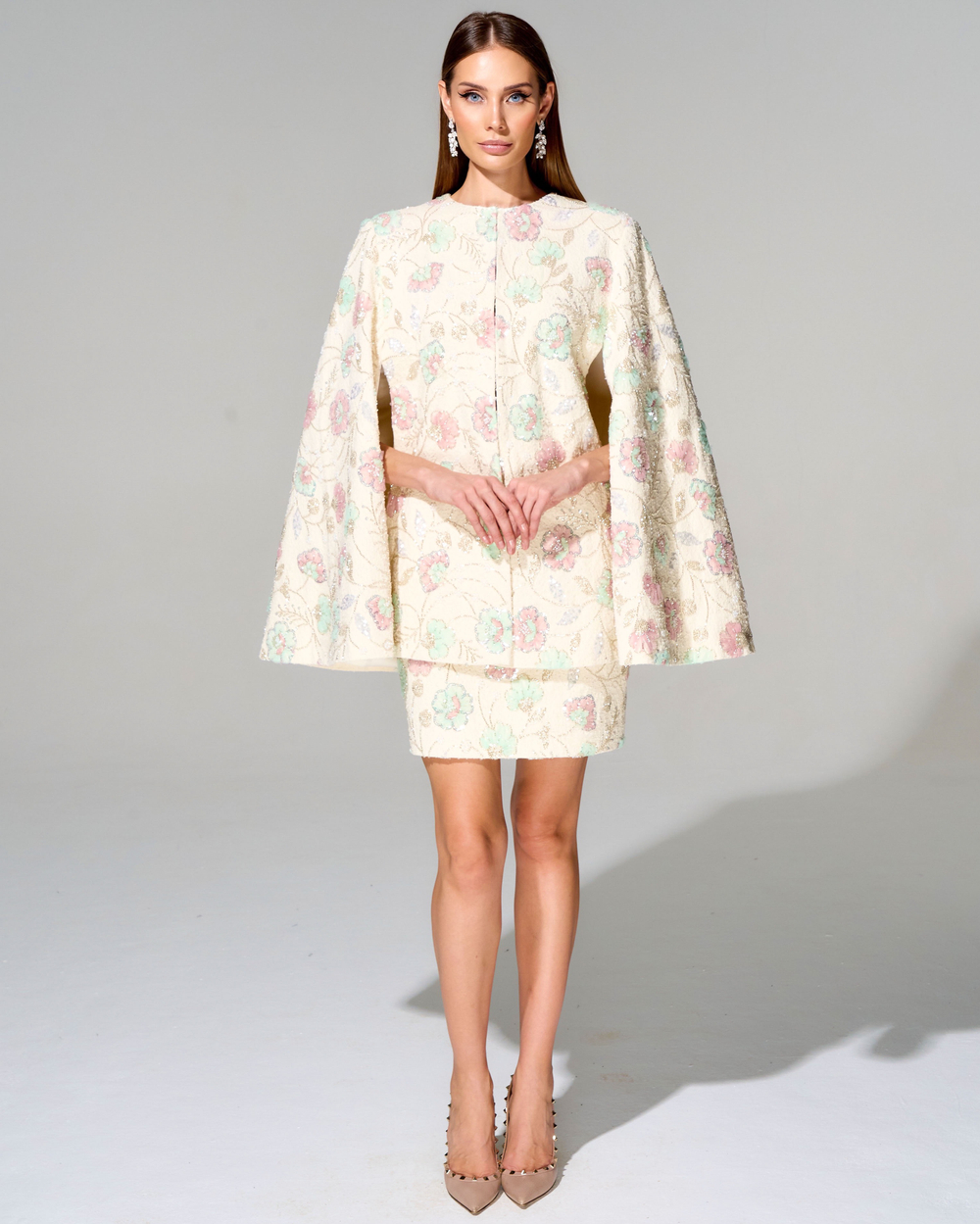 Юбка длины мини с вышивкой ручной работы