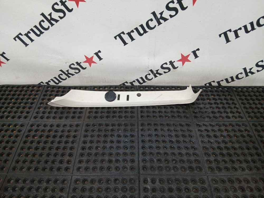 Накладка стойки лобового стекла левая