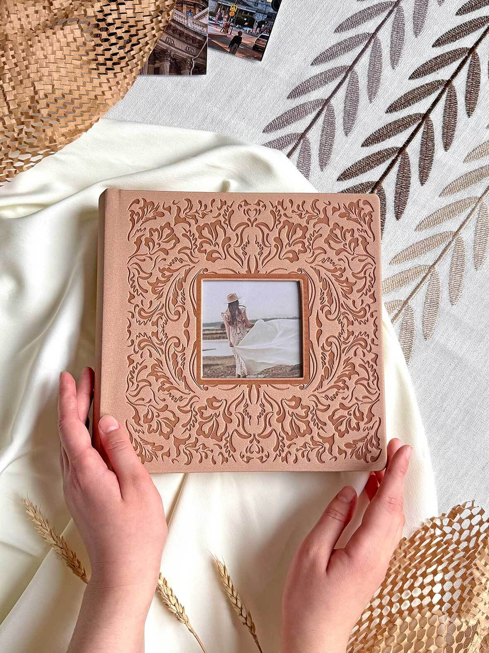 Фотоальбом Делюкс на 200 фото 10х15 см, бум. листы, книж. переплет, с окном suede beige "бежевый под замшу"