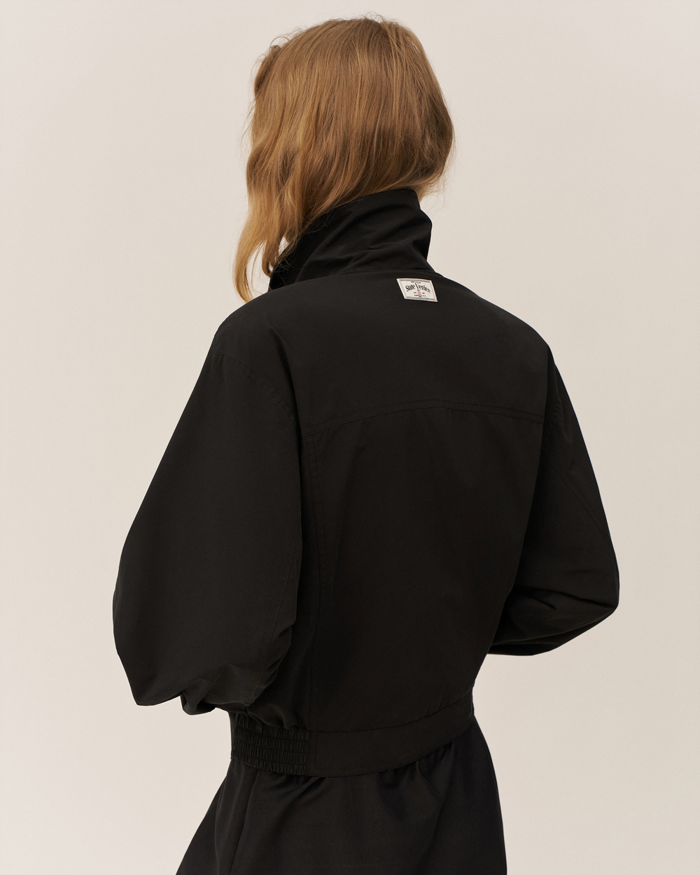 Куртка с объемными плечами